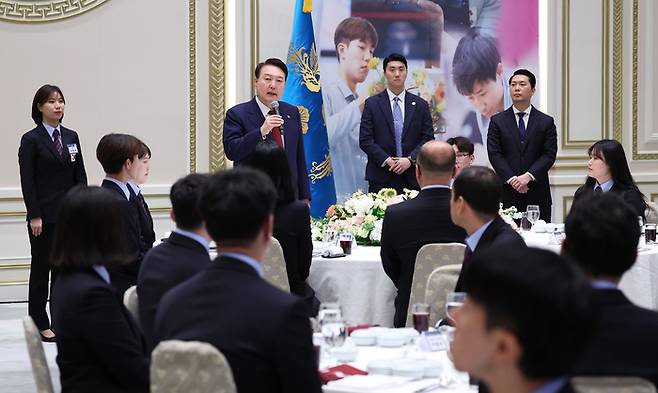 윤석열 대통령이 9일 청와대 영빈관에서 열린 제10회 국제장애인기능올림픽대회 선수단 오찬에서 발언하고 있다.