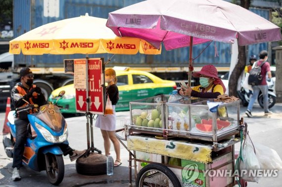 폭염 속 방콕 거리에서 과일 파는 상인 / 연합뉴스