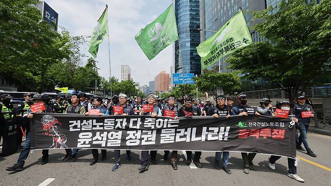 지난 4일 오후 서울역 인근 한강대로에서 민주노총 건설노조원들이 용산 대통령실 방향으로 결의대회 전 행진을 하고 있다. 연합뉴스.