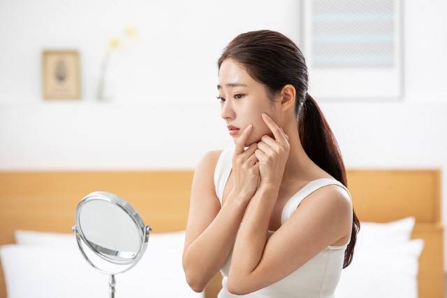 빨갛게 올라온 여드름 중심부에 노란 고름이 생겼다면 빠른 시일 내에 짜내고 항생제 연고를 발라야 흉터 생성을 막을 수 있다./사진=클립아트코리아