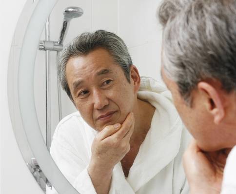 나이가 들면 호르몬 변화에 의해 코털·눈썹이 더 길어지고, 오랜 기간 자외선을 받으며 낯빛도 어두워지는 경향이 있다./사진=게티이미지뱅크