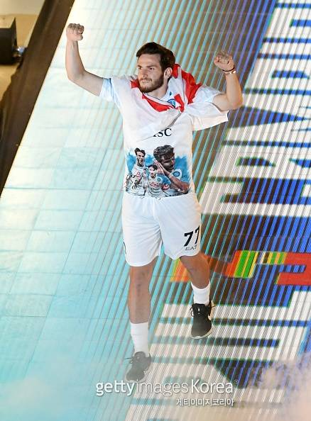 흐비차 크바라츠헬리아가 특별 유니폼을 입고 우승 세리머니에 나선 모습. 셔츠 하단에는 선수의 얼굴과 사인이 새겨져 있다.(사진=게티이미지)