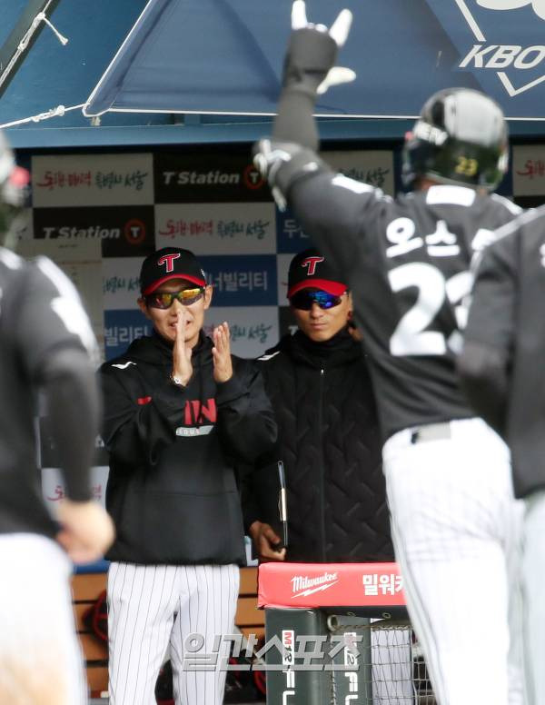 2023 KBO 프로야구 두산베어스와 LG트윈스의 경기가 7일 오후 서울 잠실야구장에서 열렸다. 2회초 2사 1,2루 오스틴이 스리런홈런을 친 후 홈인하자 염경엽 감독이 박수로 맞이하고 있다. 잠실=김민규 기자 mgkim1@edaily.co.kr