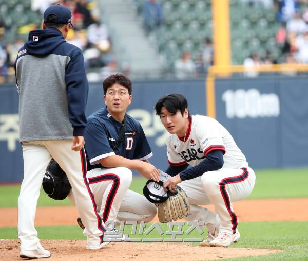 2023 KBO 프로야구 두산 베어스와 LG 트윈스의 경기가 7일 오후 서울 잠실야구장에서 열렸다. 2회초 1사 1,3루 문성주를 볼넷을 내주며 만루를 허용한 곽빈이 고통을 호소하며 마운드에 주저앉고 있다. 잠실=김민규 기자 mgkim1@edaily.co.kr