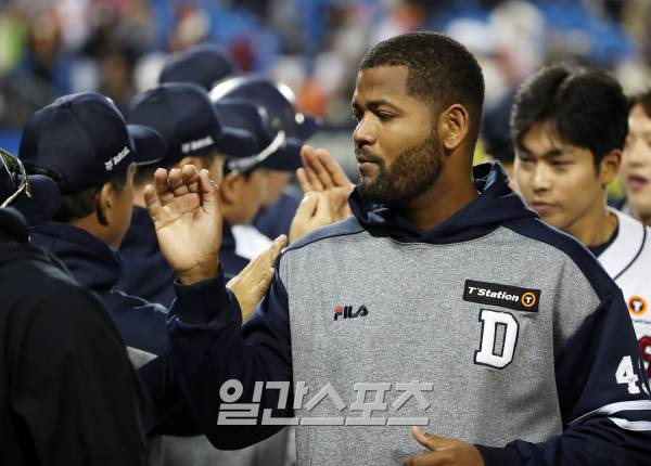 두산 베어스 라울 알칸타라가 경기 승리 후 동료들과 하이파이브를 나누고 있다. 사진=김민규 기자 mgkim1@edaily.co.kr