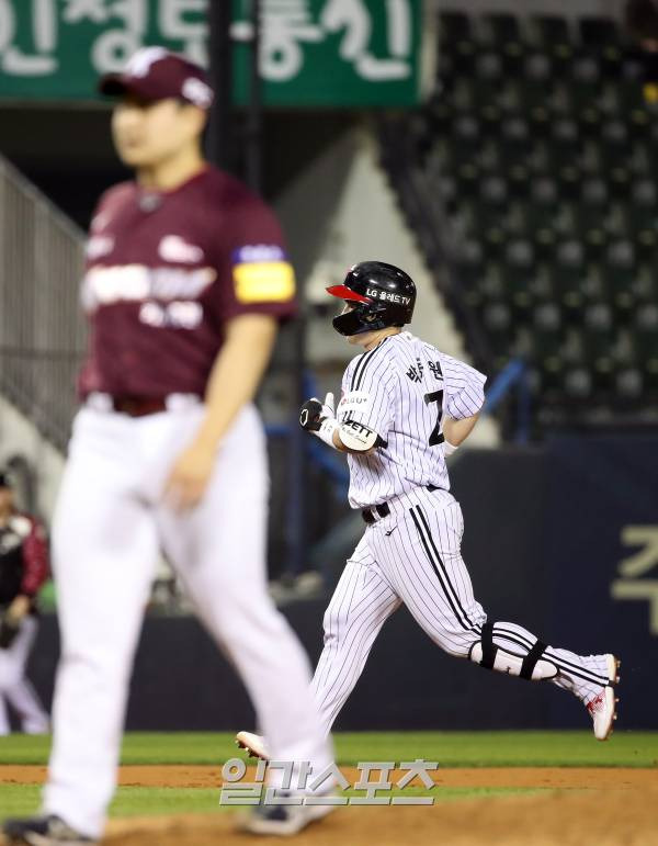 2023 KBO 프로야구 LG트윈스와 키움히어로즈의 경기가 9일 오후 서울 잠실야구장에서 열렸다. 8회말 1사 1루 박동원이 동점을 만드는 투런홈런을 치고 베이스를 돌고 있다. 잠실=김민규 기자 mgkim1@edaily.co.kr /2023.05.09/