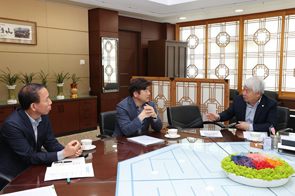 9일 백인규 포항시의회 의장(오른쪽)이 김성호 한국수산업경영인 중앙연합회장(가운데)을 접견하고 있다. [사진=포항시의회]