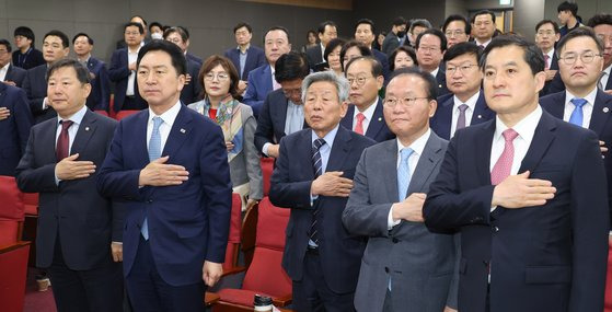 유인태 전 국회사무총장과 국민의힘 김기현 대표가 9일 오전 서울 여의도 국회 의원회관에서 열린 국민의힘 공부모임 국민공감에서 국기에 대한 경례를 하고 있다. 왼쪽부터 이철규 사무총장, 김기현 대표, 유인태 전 국회사무총장, 윤재옥 원내대표, 박대출 정책위의장. 연합뉴스