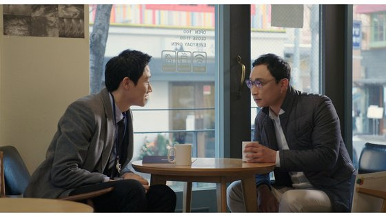 영화 '말이야 바른 말이지' 수록 단편 중 윤성호 감독이 연출한 '프롤로그'. 대기업 과장(왼쪽)과 하청업체 사장의 악덕 노동 착취 경험담 대결을 블랙 코미디로 비틀어 담았다. 사진 서울독립영화제