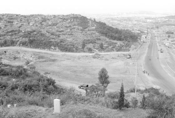 1970년대 초반의 망우리고개. [중앙 포토]