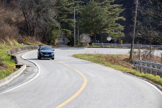 지난 2021년 11월 강원 영월군 김삿갓면 원골재(내리고개)를 취재 차량이 올라가고 있다. 당시 6박7일에 걸쳐 진행된 백두대간 80고개 와인딩 취재 장소 중 한 곳이었다. 정준희 기자