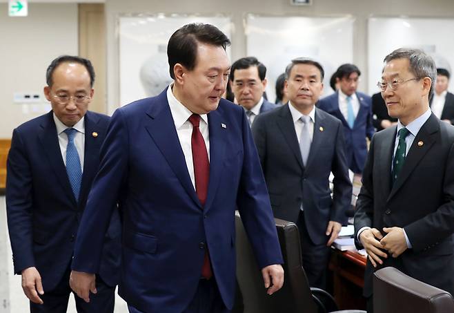 윤석열 대통령이 9일 오전 서울 용산 대통령실 청사에서 열린 국무회의에 입장하고 있다. /뉴시스