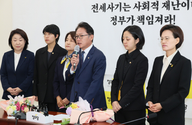 ▲ 9일 오전 국회에서 열린 정의당 의원총회에서 새 원내대표로 선출된 배진교 의원이 취임사를 하고 있다. 연합뉴스