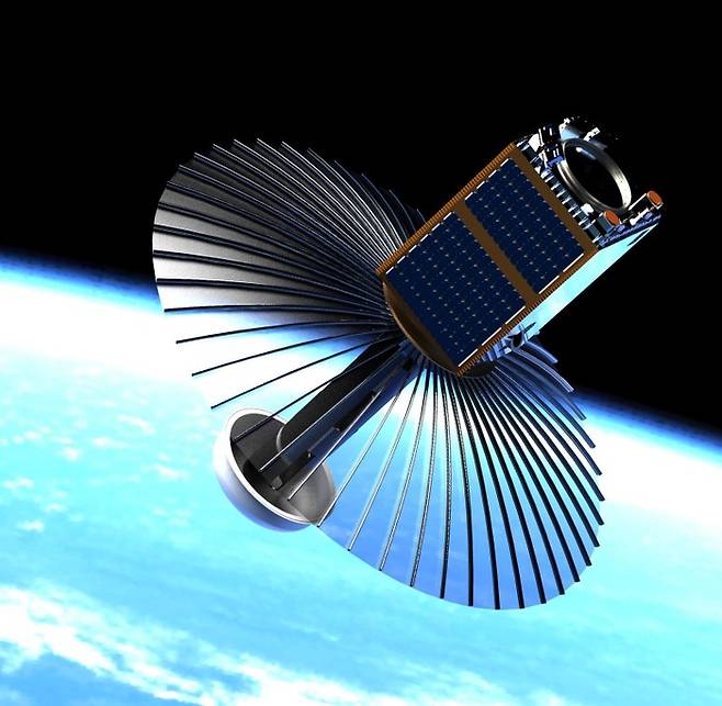 내년에 영국 기업이 발사할 특이한 모양의 인공위성 상상도. 우산 모양 물체는 ‘합성 개구 레이더(SAR)’에 장착될 안테나이다. 임무가 시작되면 원형으로 전개된다. 서리 위성 테크놀로지 제공