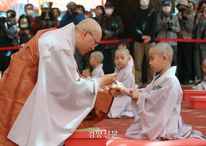 동자승들이 동자승 단기출가 보리수 새싹학교 삭발ㆍ수계식에서 수계의식을 받고 있다.