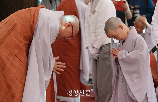 동자승들이 스님들과 인사를 나누고 있다.