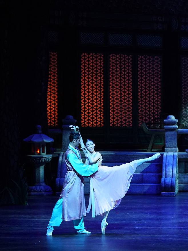 Dancers Hong Hyang-gee and Lee Dong-tak perform "Sim Chung." (Universal Ballet)