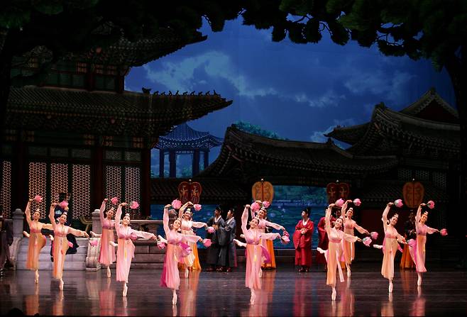 A scene from the ballet "Sim Chung" (Universal Ballet)