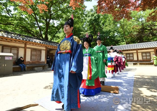 9일 서울 종로구 창덕궁 후원 연경당 사랑채에서 한국예술종합학교 무용원 부설 세계민족무용연구소 단원들이 '조선 순조 무자년 연경당 진작례 복원 공연'을 펼치고 있다.