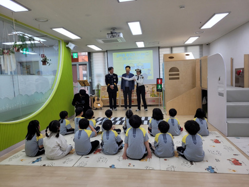 파주경찰서는 9일 교통안전공단 경기북부지사와 합동으로 시립 별하람어린이집과 유정유치원을 방문해 여름철 어린이통학버스 갇힘사고 예방 교육 및 어린이통학버스 운전자 대상으로 슬리핑 차일드 체크 교육(Sleeping Child Check)을 실시했다. 파주경찰서제공