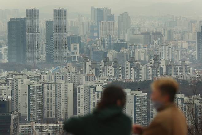 서울 남산에서 바라본 시내 아파트 단지 모습 [사진 = 연합뉴스]