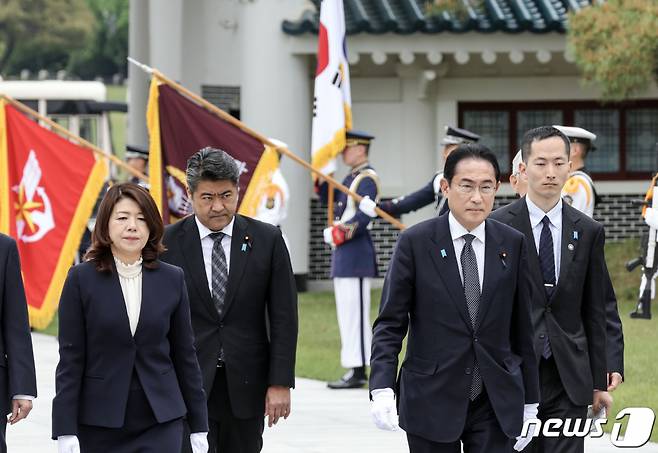 (서울=뉴스1) 사진공동취재단 = 기시다 후미오(岸田文雄) 일본 총리와 부인 기시다 유코 여사가 7일 방한 첫 일정으로 서울 동작구 국립서울현충원을 참배하고 있다. 2023.5.7/뉴스1  Copyright (C) 뉴스1. All rights reserved. 무단 전재 및 재배포 금지.