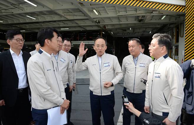 [울산=뉴시스] 배병수 기자 = 추경호 부총리가 9일 현대자동차 울산공장을 방문해 장재훈 사장, 관계자들과 함께 선적부두를 둘러보고 있다. 2023.05.09.