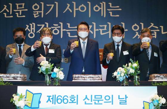 (서울=뉴스1) 인수위사진기자단 = 윤석열 대통령 당선인이 6일 오후 서울 세종대로 한국프레스센터에서 열린 제66회 신문의 날 기념식에서 임채청 한국신문협회장, 서양원 한국신문방송편집인협회장 등 내빈들과 건배를 하고 있다. 2022.4.6/뉴스1