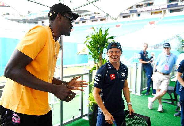 알파타우리 피트를 찾아온 농구선수 파스칼 시아캄(좌)