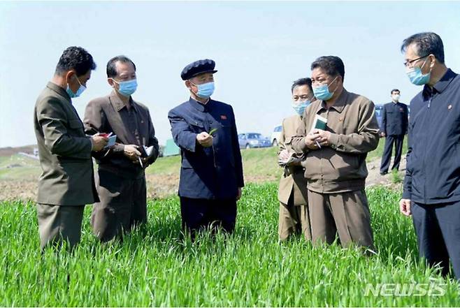 [서울=뉴시스] 북한 김덕훈 내각총리, 농업부문사업 현지 시찰. (사진=노동신문 캡처) 2023.05.09