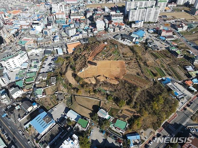 [고성(경남)=뉴시스] 신정철 기자= 경남 고성군은 지난 8일부터 22일간 국·도비 보조사업비 1억 9000만 원을 들여 경남도 기념물 ‘고성 동외동패총’의 국가사적 지정을 위한 제3차 발굴조사를 실시한다.사진은 고성읍에 자리한 동외동패총 전경.(사진=뉴시스DB).2023.05.09. sin@newsis.com