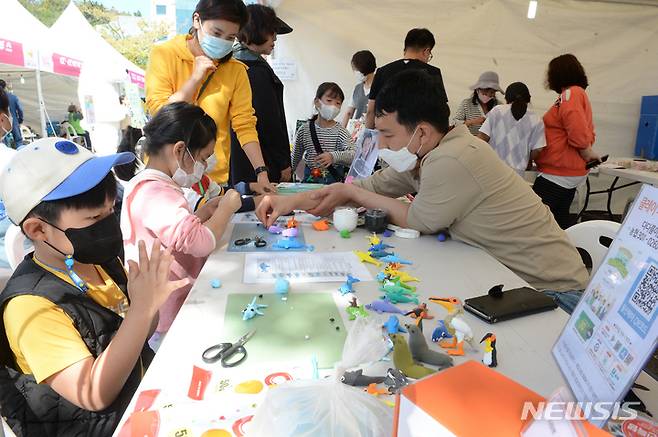 [울산=뉴시스] 울산고래축제에서 클레이 고래 만들기 체험을 하고 있는 어린이들. (사진=뉴시스DB) photo@newsis.com