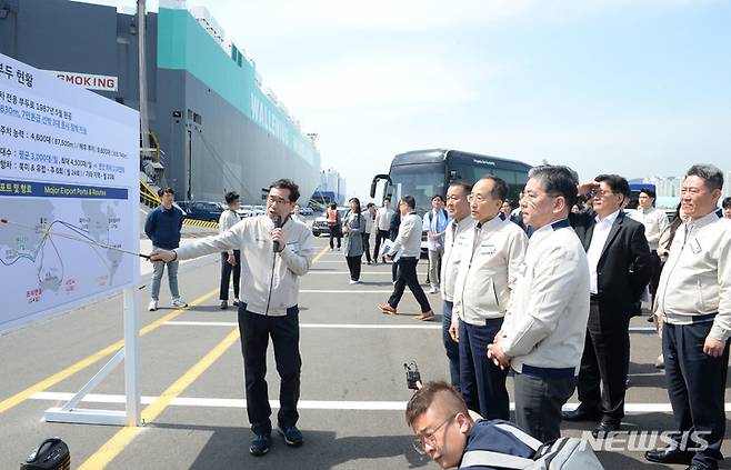 [울산=뉴시스] 배병수 기자 = 추경호 경제부총리가 9일 현대자동차 울산공장을 방문해 회사 관계자로부터 선적부두에 대한 설명을 듣고 있다. 2023.05.09. bbs@newsis.com