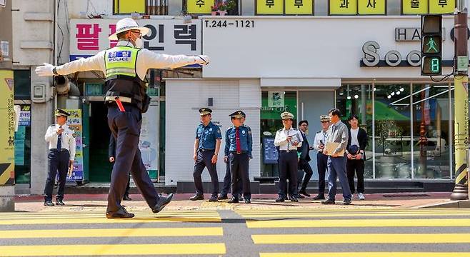 [창원=뉴시스] 강경국 기자 = 김병수 경남경찰청장이 9일 '노란색 횡단보도'가 설치된 마산 월영초등학교 인근 현장을 방문해 어린이 통학로 안전상황을 점검하고 있다. (사진=경남경찰청 제공). 2023.05.09. photo@newsis.com *재판매 및 DB 금지