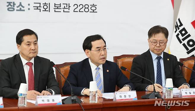 [서울=뉴시스] 이영환 기자 = 이창양 산업통상자원부 장관이  29일 오후 서울 여의도 국회에서 열린 전기·가스 요금 관련 당정협의회에서 인사말을 하고 있다. 왼쪽부터 박대출 국민의힘 정책위의장, 이 장관, 박일준 산업통상자원부 2차관. 2023.03.29. 20hwan@newsis.com