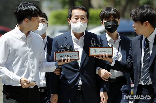 [서울=뉴시스] 최동준 기자 = 강래구 전 한국수자원공사 상임감사위원이 지난 8일 서울 서초구 서울중앙지방법원에서 열린 두번째 영장실질심사에 출석하고 있다. 2023.05.08. photocdj@newsis.com