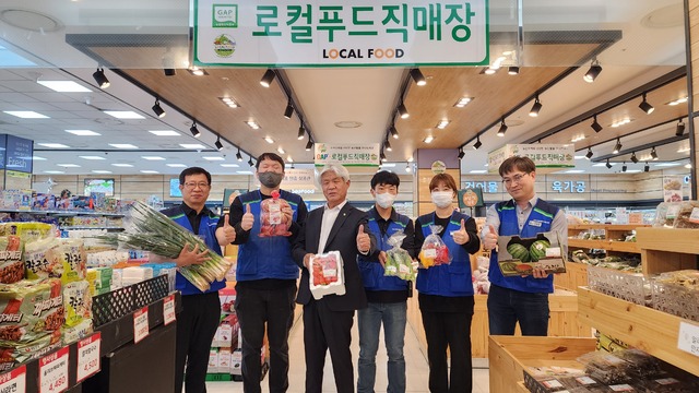 지시하 충남 논산농협 조합장(왼쪽 세번째)과 농협 직원들이 하나로마트 로컬푸드직매장에서 조합원들이 가지고 나온 농산물의 품질을 자랑하고 있다.