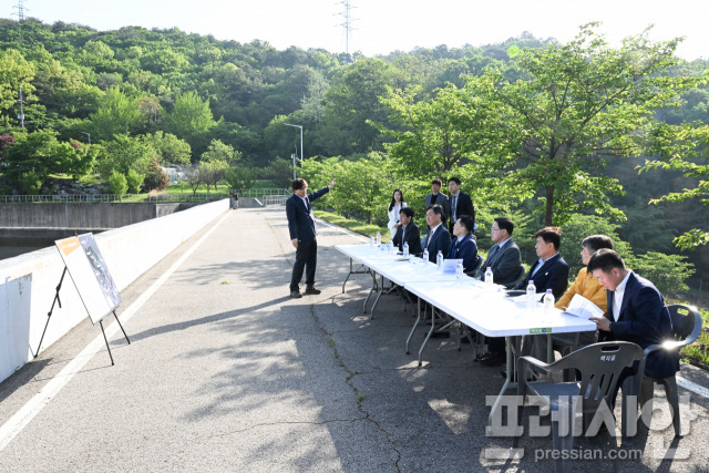 ▲양주시가 홍복저수지에서 현장 간부 회의를 열고 주민 피해 해결 방안을 논의했다.ⓒ양주시