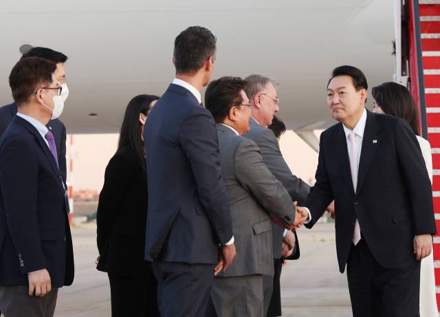 ▲윤석열 대통령이 북대서양조약기구(나토) 정상회의 참석을 위해 27일(현지시간) 스페인 마드리드 바라하스 국제공항에 도착, 영접 인사들과 악수하고 있다. ⓒ연합뉴스