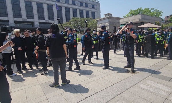 10·29 이태원 참사 유가족협의회와 시민대책회의가 9일 서울 종로구 헌법재판소 앞에서 기자회견을 개최하는 도중 대한민국 애국순찰팀과 소음과 유가족 비방 문제로 대치하고 있다. 박유빈 기자