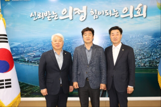 백인규(왼쪽부터) 포항시의회의장, 김성호 한국수산업경영인 중앙연합회장, 김일만 포항시의회부의장이 기념 촬영을 하고 있다. 포항시의회 제공