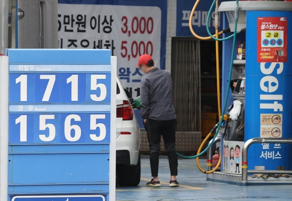 국제유가 하락에 휘발윳값도 하락 - 국제유가 하락에 휘발윳값도 하락     (서울=연합뉴스) 이재희 기자 = 이번 주 국내 주유소 휘발유·경유 판매 가격이 하락했다. 7일 한국석유공사 유가정보시스템 오피넷에 따르면 이날 오후 전국 주유소 휘발유 평균 판매가격은 L(리터)당 1천654.26원을 기록, 지난 4월 30일 1천663원 보다 소폭 하락했다. 사진은 이날 서울 한 주유소의 모습. 2023.5.7     scape@yna.co.kr (끝)