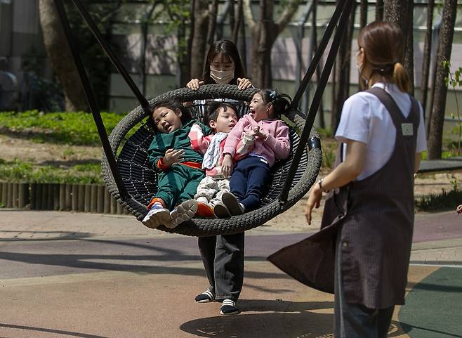 초록어린이집 원생들이 바구니 그네를 타고 있다. 몸을 가눌 수 없는 장애 아동들이 누워서 탈 수 있다. ⓒ시사IN 박미소