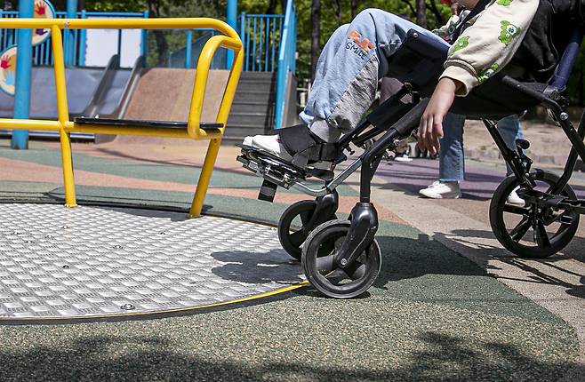 유아차 휠체어를 탄 뇌병변 장애 아동 김연우 군(10)이 회전무대로 들어서고 있다. 회전무대는 휠체어가 진입 가능하도록 턱 없이 만들어졌다. ⓒ시사IN 박미소