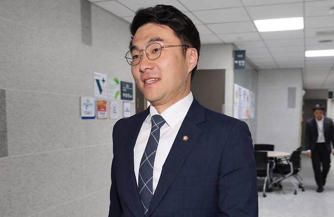 가상자산 보유 논란이 계속되고 있는 더불어민주당 김남국 의원이 9일 오전 서울 여의도 국회 의원회관 의원실로 들어가고 있다. ⓒ연합뉴스