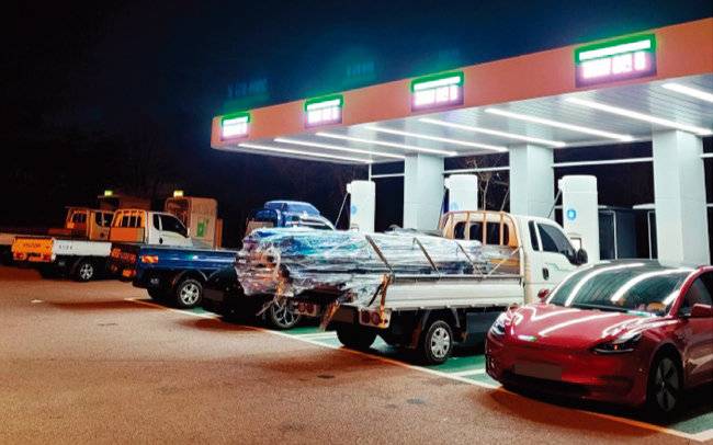 경부고속도로 한 휴게소의 전기차 충전기 6개 중 4개를 차지한 전기화물차들. [독자 제공]