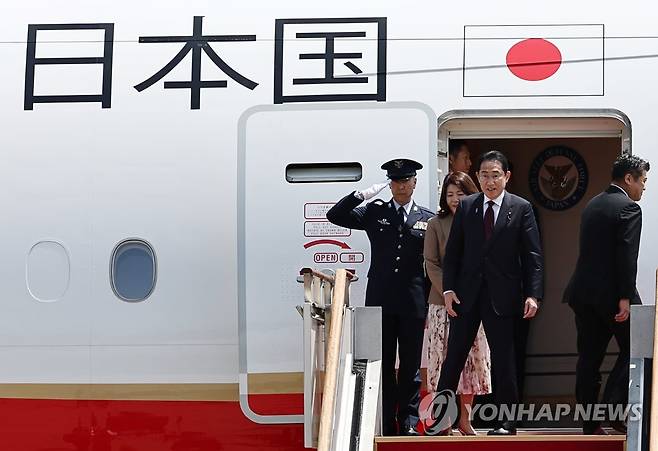 기시다 총리, 출국 (성남=연합뉴스) 윤동진 기자 = 방한 일정을 마친 기시다 후미오 일본 총리가 8일 성남 서울공항에서 전용기에 오르고 있다. 2023.5.8 mon@yna.co.kr