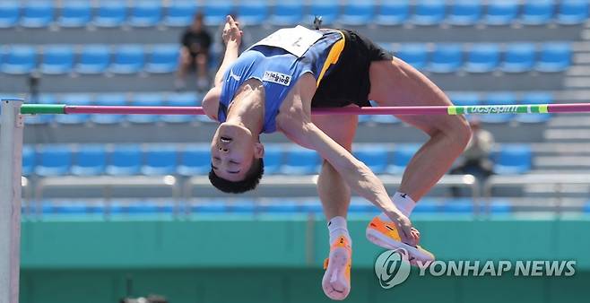 우상혁 '부상극복 점프' (예천=연합뉴스) 윤관식 기자 = 우상혁(27·용인시청)이 9일 경북 예천스타디움에서 열린 제51회 KBS배 전국육상경기대회 높이뛰기 남자대학·일반부 결승에서 2ｍ32를 1차시기에 성공하고 있다. 2023.5.9 psik@yna.co.kr