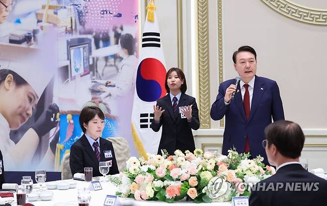 국제장애인기능올림픽대회 선수단 격려하는 윤 대통령 (서울=연합뉴스) 임헌정 기자 = 윤석열 대통령이 9일 청와대 영빈관에서 열린 제10회 국제장애인기능올림픽대회 선수단 오찬에서 발언하고 있다. 2023.5.9 kane@yna.co.kr