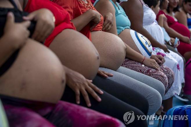 나란히 앉은 만삭 임산부들 [EPA=연합뉴스 자료사진. 재판매 및 DB 금지]